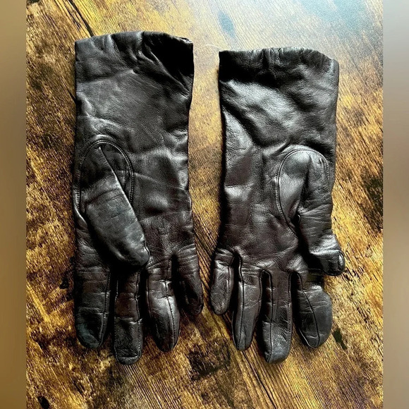 VINTAGE: Ariswomens leather cashmere lined driving gloves. Size: 7